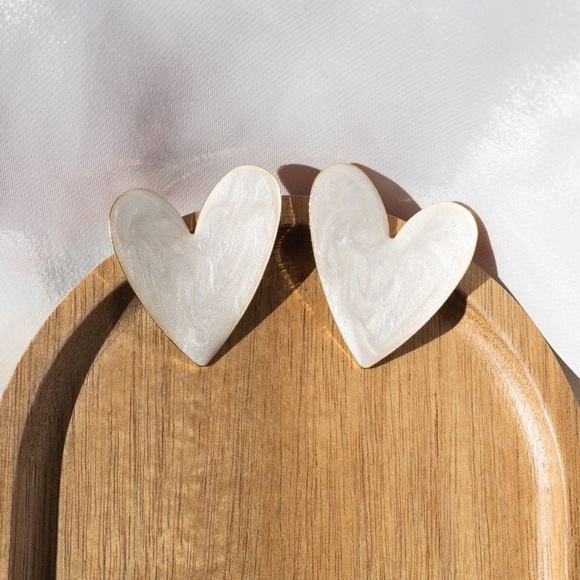 ✨HOST PICK!✨Zara Estelle White Heart Earrings - Picture 2 of 5